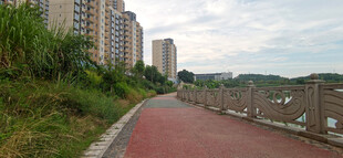 城市河畔的红色步道景观