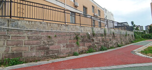 红砖步道旁的石墙与围栏