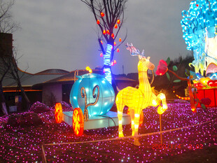 梦幻灯光节中的驯鹿造型灯