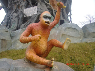 可爱猩猩雕塑坐于石上