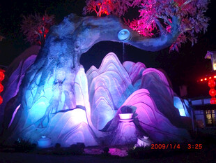 梦幻灯光下的奇幻景观树