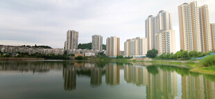 湖畔高楼林立的城市风光