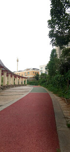 红色步道旁的建筑风景