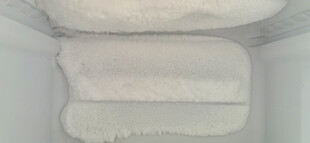 冰箱内厚厚的冰