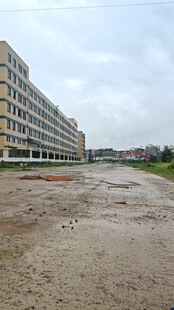 空旷工地旁的多层建筑