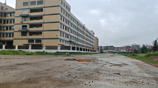 新建多层建筑旁空旷场地