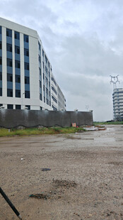 空旷场地旁的现代建筑