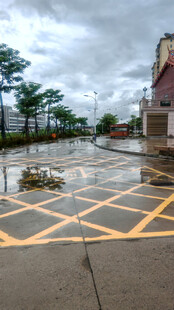 雨后广场的黄色网格线条路面