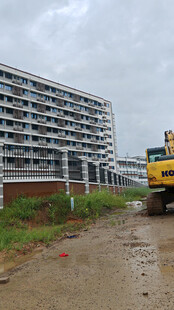 在建工地旁的多层建筑