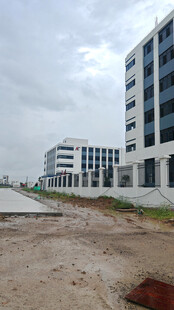 新建办公楼旁的空旷土地