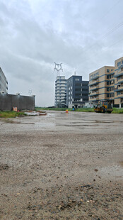 在建空旷泥泞场地与周边建筑