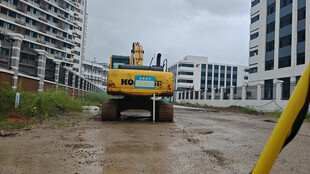 工地中的黄色挖掘机作业