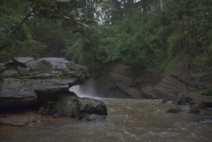 山间溪流瀑布自然美景