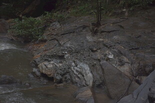山间溪流旁的嶙峋岩石