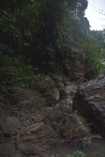 山间溪流旁的嶙峋岩石
