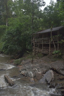 溪边木屋 自然静谧之景