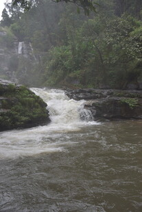 山间溪流瀑布自然美景