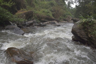 山间湍急溪流与嶙峋怪石