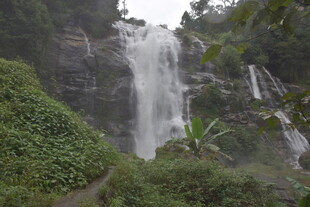 山间瀑布景观
