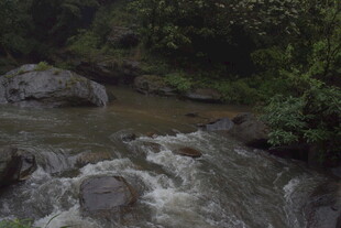 山间湍急溪流与岩石