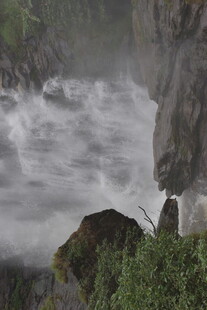 湍急河流穿岩石景观