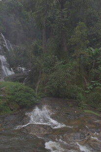 山间瀑布溪流自然美景