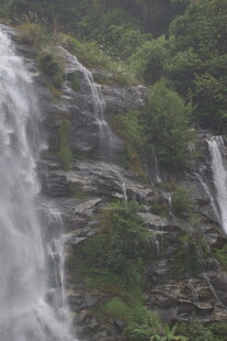 山间瀑布景观