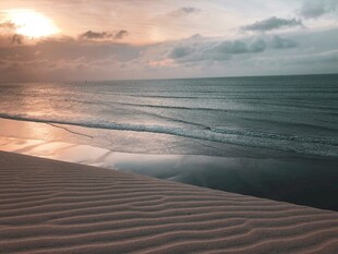 夕阳下的沙滩与辽阔大海