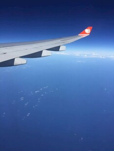 飞机机翼俯瞰蔚蓝天空