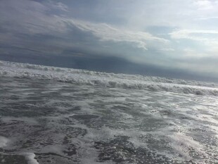 海边浪花翻涌的美丽景象