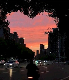 城市黄昏骑行美景