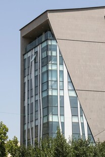 现代风格独特外观办公楼