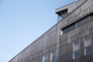 现代风格金属外墙建筑一角