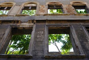 废弃建筑的破旧窗户