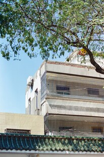 屋顶上的工人与绿树建筑