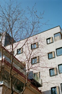 城市中的多层白色建筑