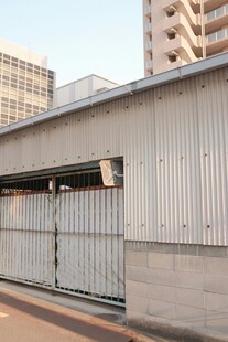 城市中紧闭的金属厂房大门