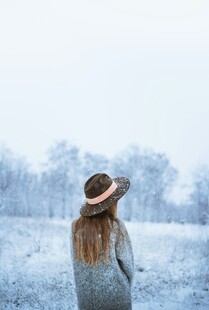 戴帽女子于雪地中背影