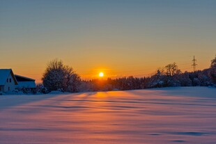冬日雪地日出美景