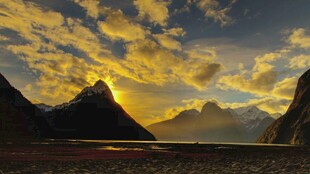 壮丽山间日出美景