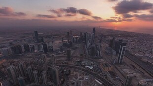 城市天际线的壮丽黄昏景色