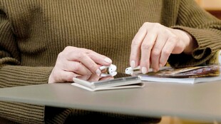 双手摆弄桌上纸牌