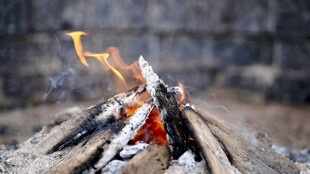 户外燃烧的旺盛篝火