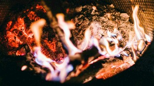 燃烧的火焰与炭火