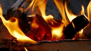 燃烧的火焰与木柴