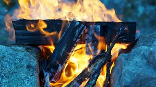 户外燃烧的旺盛篝火