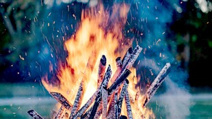 户外熊熊燃烧的篝火