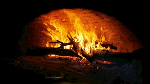 篝火熊熊燃烧的温暖场景