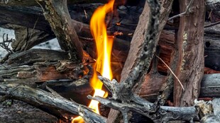 燃烧的木柴火焰熊熊