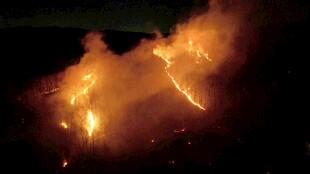 火山熔岩喷发壮观景象